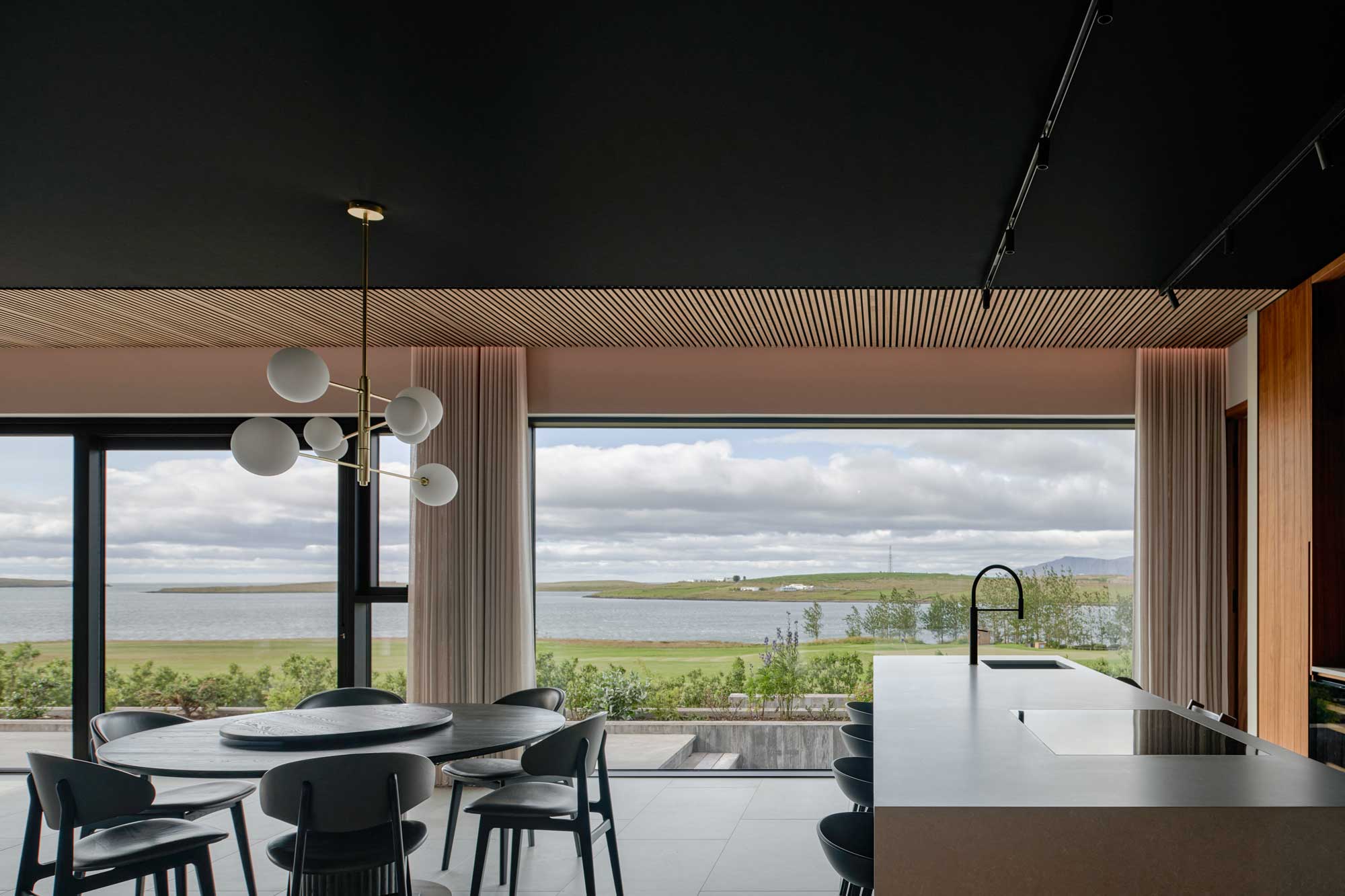 Kitchen with large windows and vistas over the sea and the mountains